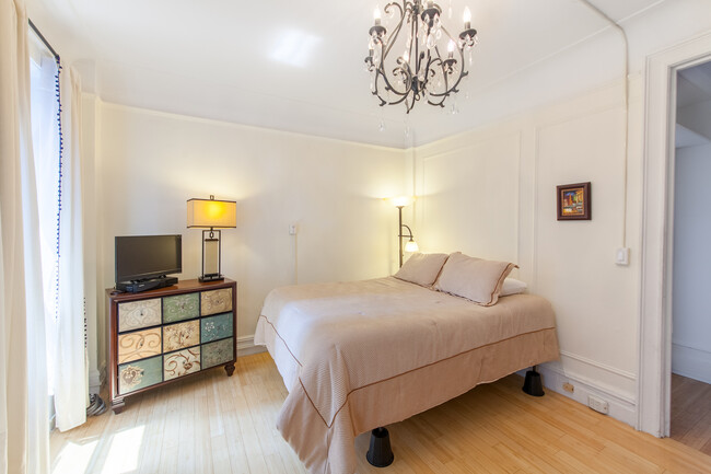 Building Photo - 127 W 82 St