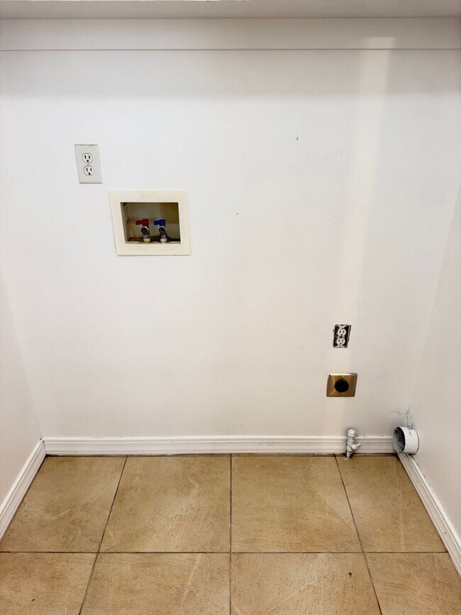 Building Photo - 5878 Arlinridge Dr