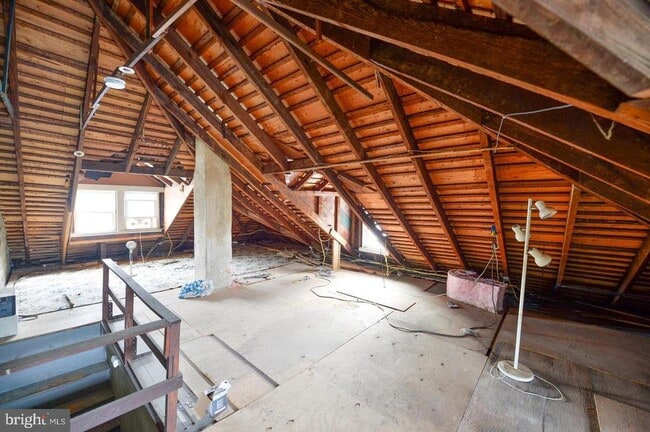 Building Photo - 128 Oak St