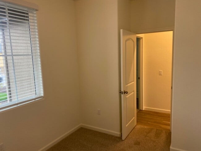 Building Photo - Newer 3 Bedroom 2 Bathroom Home in Tulare!