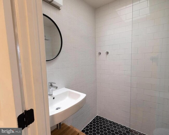 Building Photo - 1819 L St NE