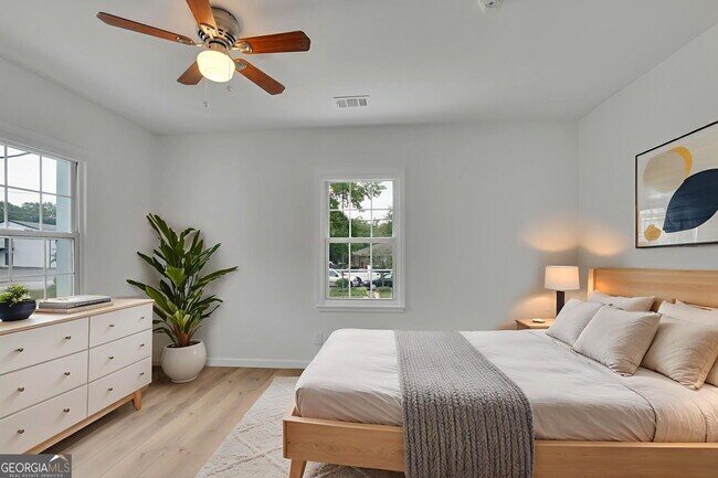 Building Photo - 808 S Park Dr