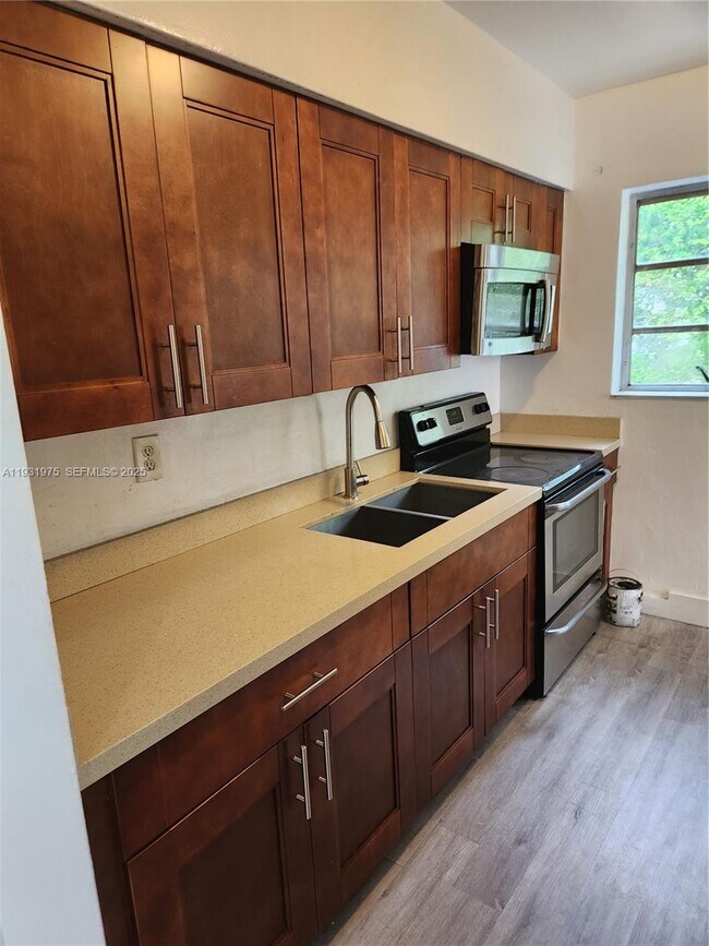 Building Photo - 5601 Polk St