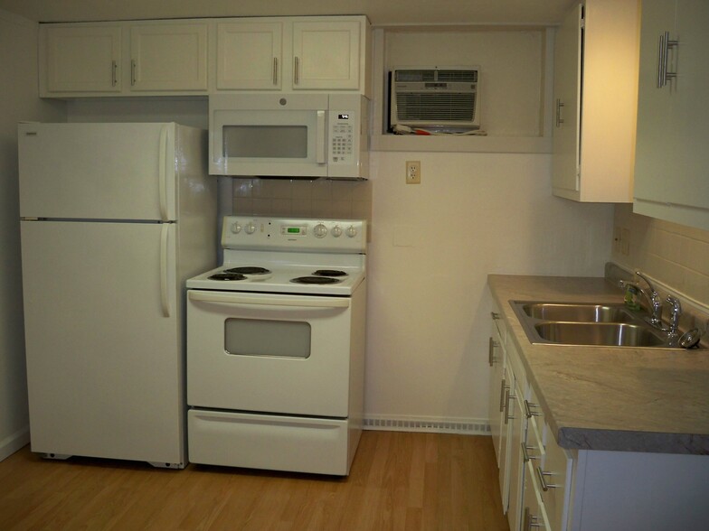 Building Photo - 331 W Cedar St