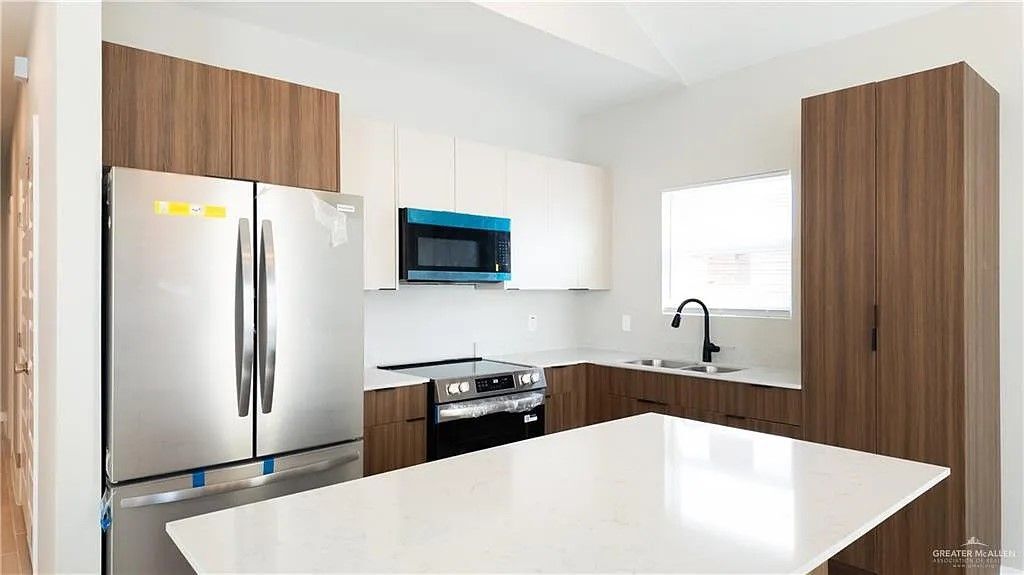 Building Photo - 705 Deanne Dr