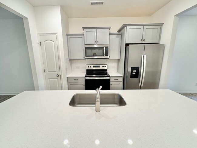 Building Photo - 2 br 2.5 ba townhome near shopping AVAILAB...