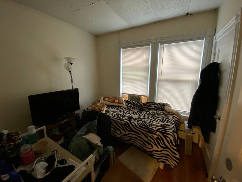 Building Photo - 82 Hillside St