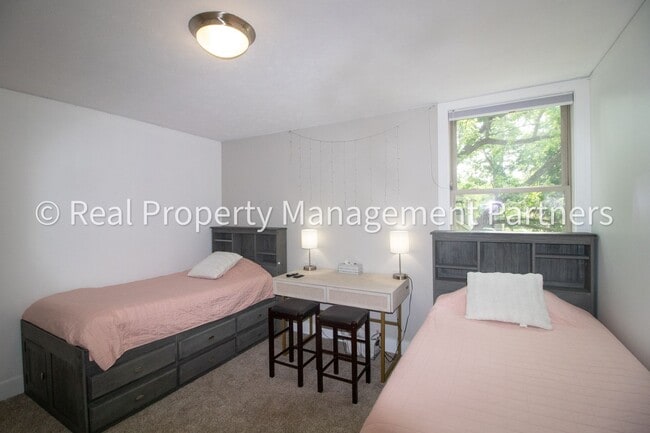 Building Photo - Spacious 3BR Townhome in Lowell | Nature Views & Maintenance-Free Living