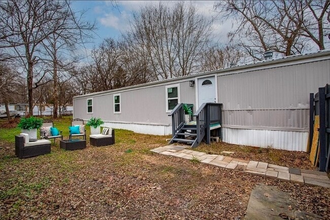 Building Photo - 9874 Lakeshore Dr