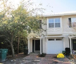 Building Photo - Lovely 3 Bedroom End-Unit Townhouse in Destin