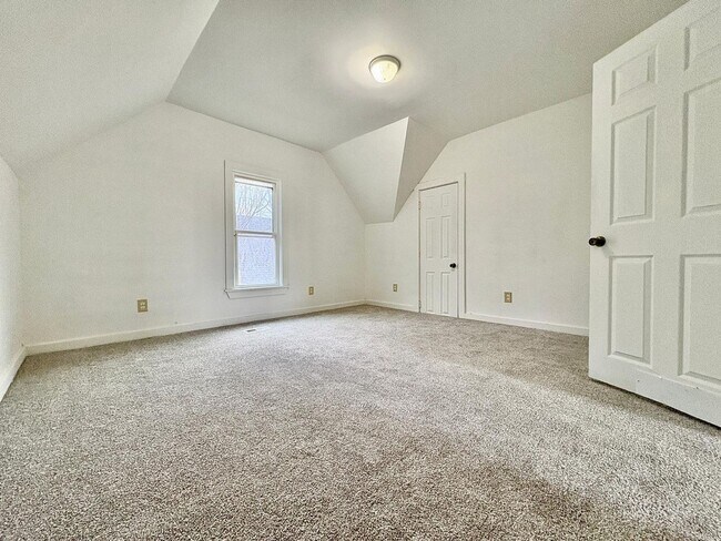 Building Photo - 2117 Bertrand St