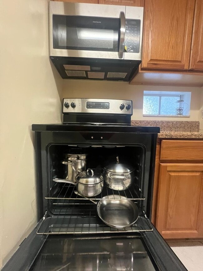 Building Photo - Fully Furnished 1-Bedroom Retreat in Windm...