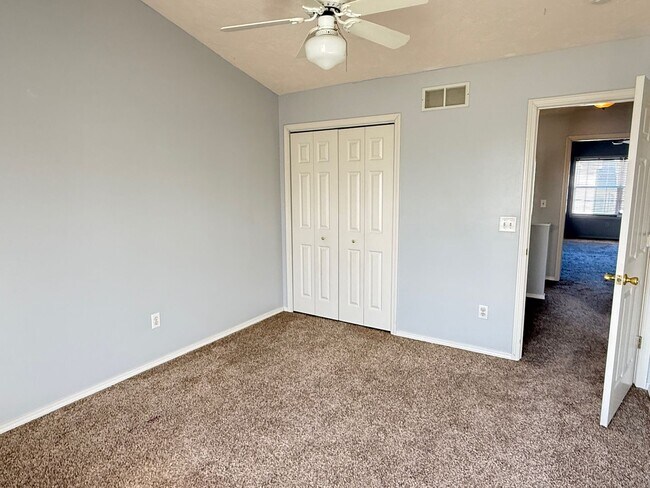 Building Photo - Beautifully decorated 3BR townhouse in Bloomington