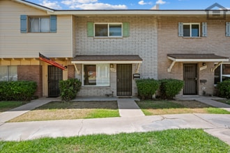 Building Photo - 2Bed/1.5Bath Townhome at 15th Ave/Camelback! Ready for Immediate Move-In!