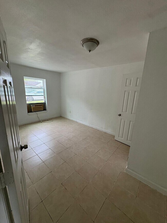 Building Photo - Your dream home awaits!
