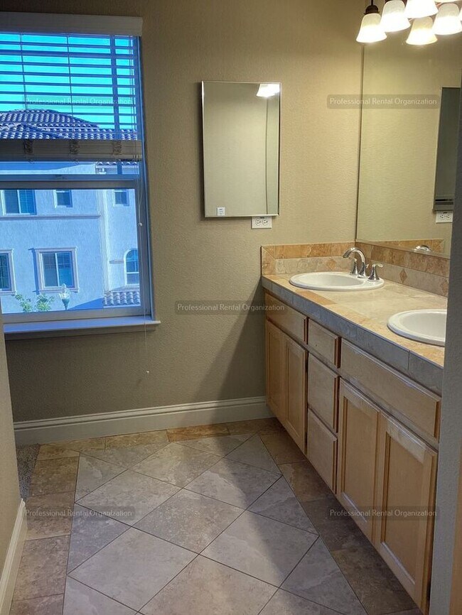 Building Photo - Elegant-Ideally located-Windsor Green End ...