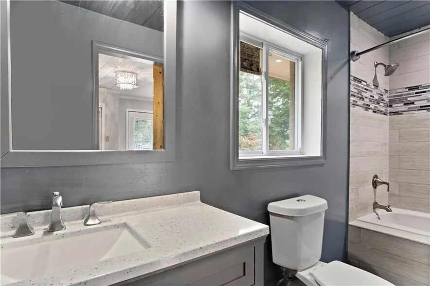 Building Photo - Room in House on Patricia Dr