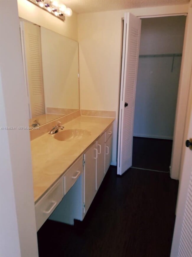 Building Photo - 9701 Westview Dr