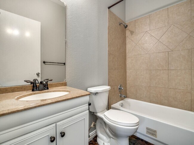 Building Photo - Jewel St- Duplex