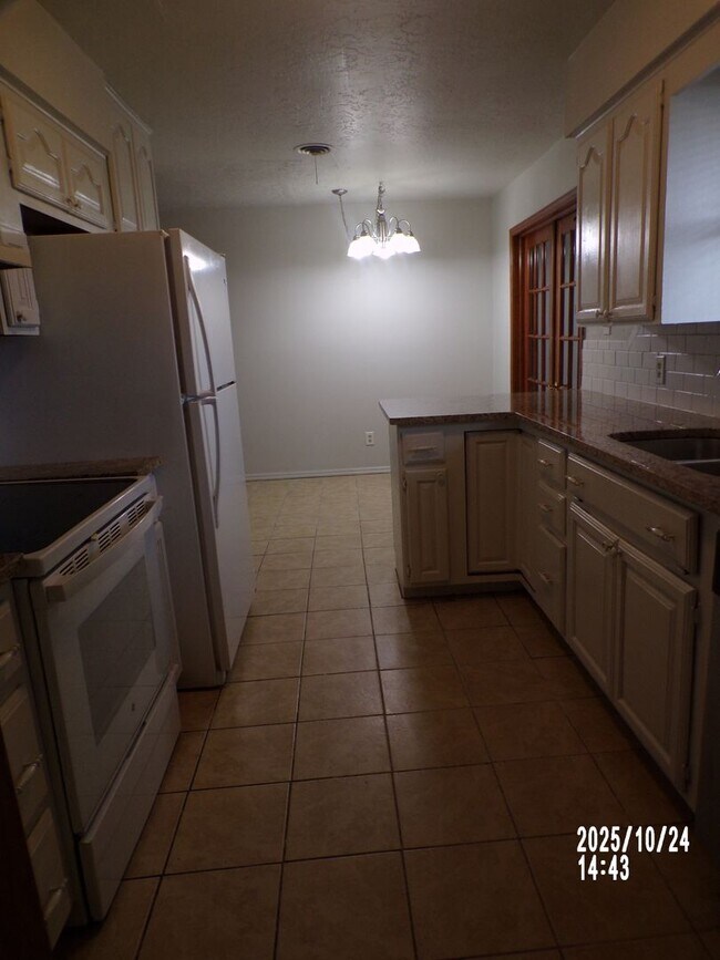 Building Photo - Very Nice home located in the Sullivan Vil...