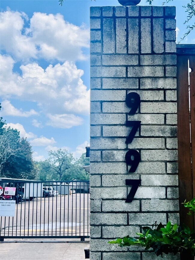 Building Photo - 9797 Leawood Blvd