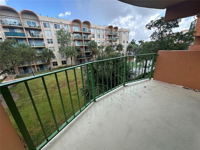 Building Photo - 9350 Fontainebleau Blvd