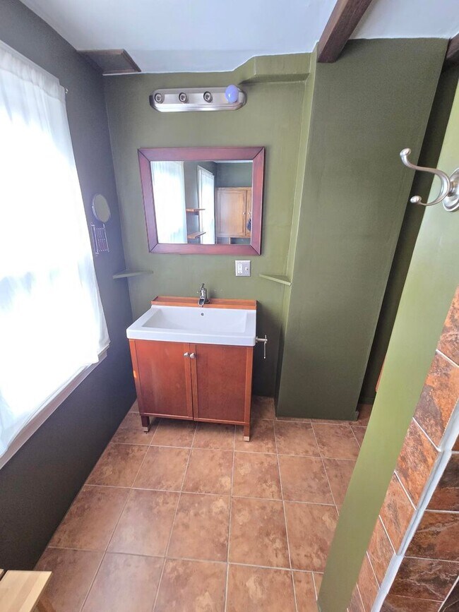 Building Photo - Beautiful 2 Bedroom 1.5 Bathrooms Patterson Park