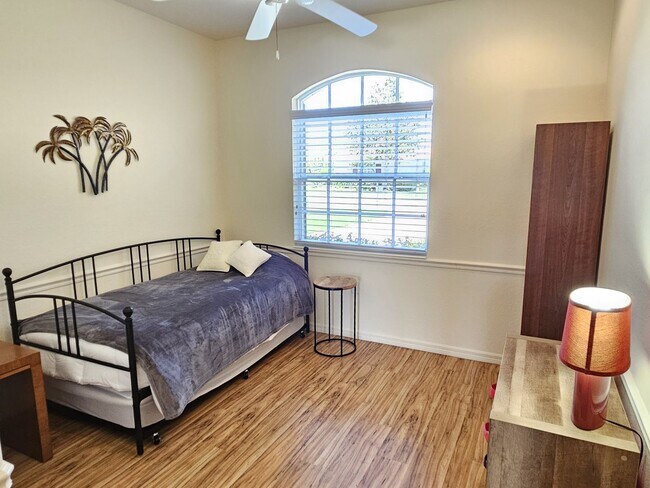 Building Photo - Seasonal Short-Term 3 Bedroom 2 Bathroom Heated Pool Home located in Venetian Club & River Club!