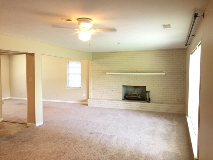 Building Photo - 1718 Glen Alta Dr