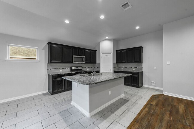 Building Photo - Charming 1-Story 4 Bedroom 2 Bathroom in L...