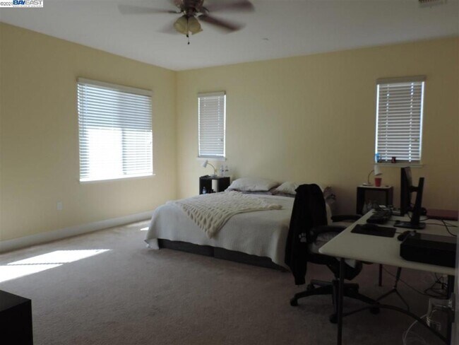 Building Photo - 18517 Admiral Way