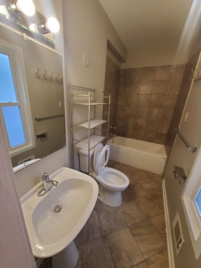 Building Photo - 4 Bedroom single family