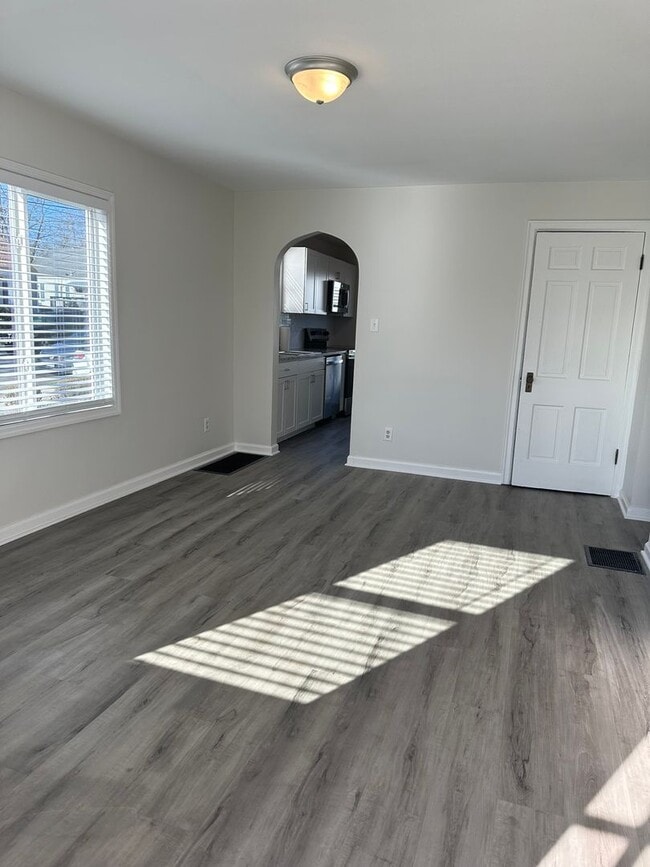 Building Photo - Charming 3 Bedroom In Central Columbus with Fenced in Yard