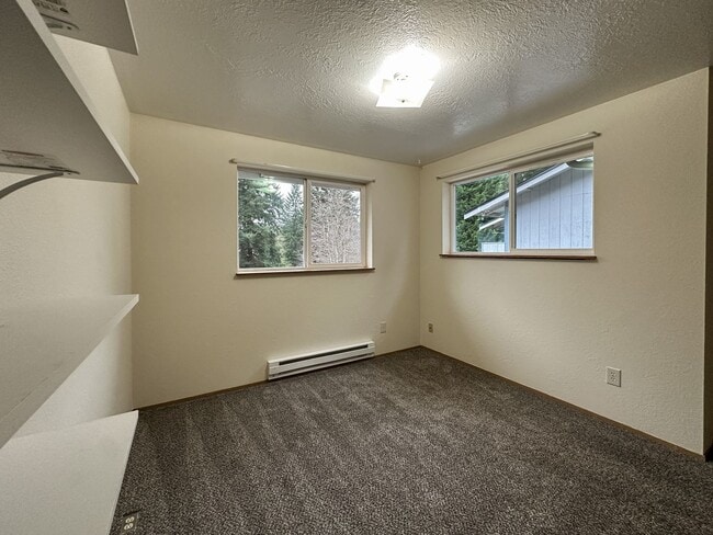 Building Photo - Charming 3-Bed Townhouse in Quiet Neighborhood Across from Park!