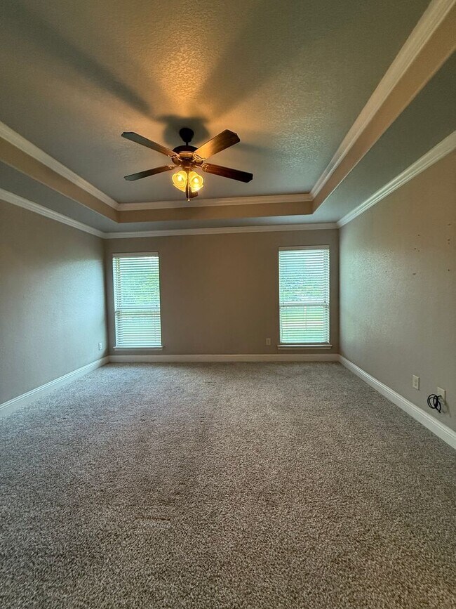 Building Photo - 3/2/2 - WATER + LAWN CARE Included + COMMUTER FRIENDLY