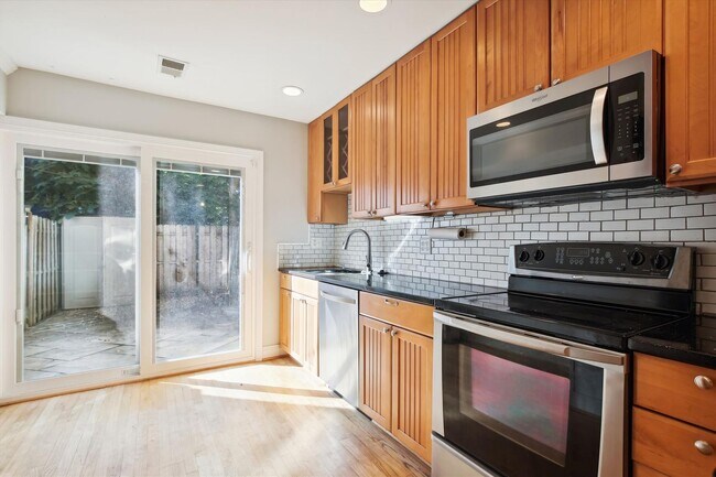 Building Photo - Spiffy 3 Bedroom, 2 Full Bathroom Rowhome just steps from Lincoln Park!!