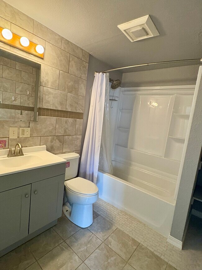 Building Photo - 240 Circle Dr