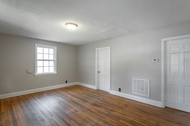 Building Photo - 3 Bedroom House in East Ridge!