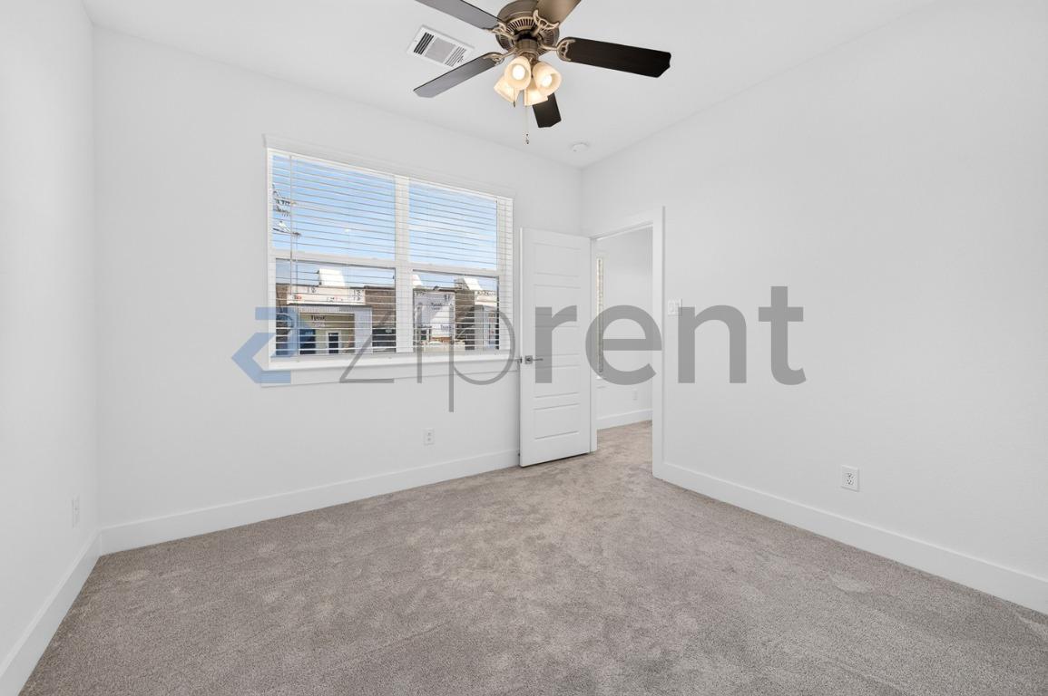 Building Photo - Unit