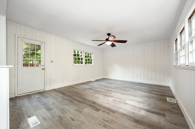Building Photo - 2035 Chesterfield Ave