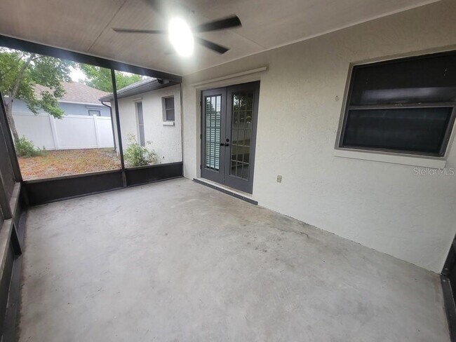 Building Photo - 1305 Calamondin Dr