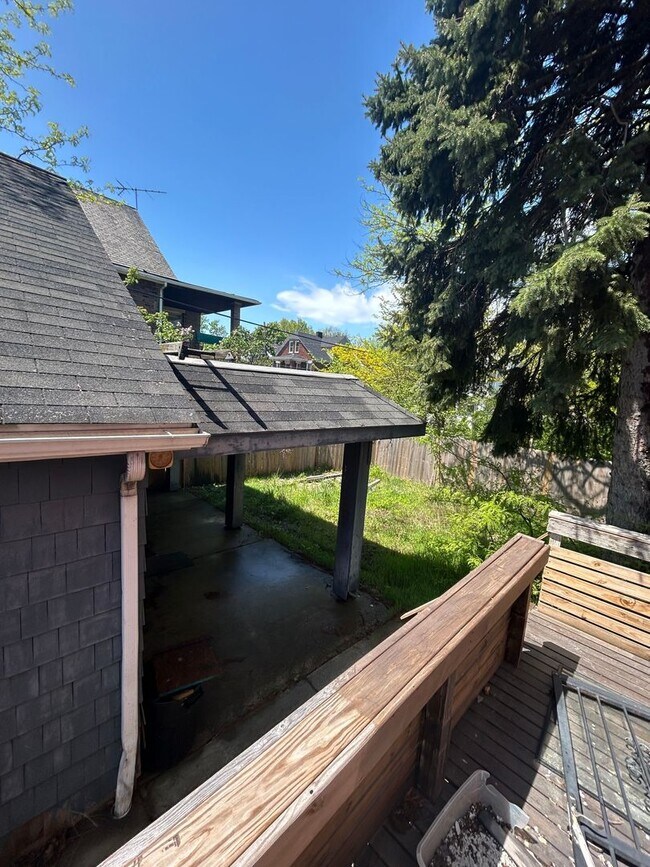 Building Photo - Section 8 Accepted! 3br/1.5ba with 2 Car G...