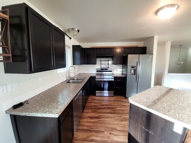 Building Photo - Large 4 Bed Split, Available Now! Pets Okay!