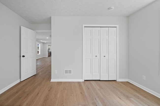 Building Photo - COMPLETELY RENOVATED 4BR HOME - MOVE-IN SPECIAL