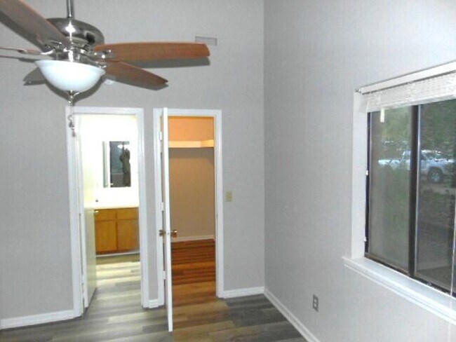 Building Photo - END UNIT TOWNHOME