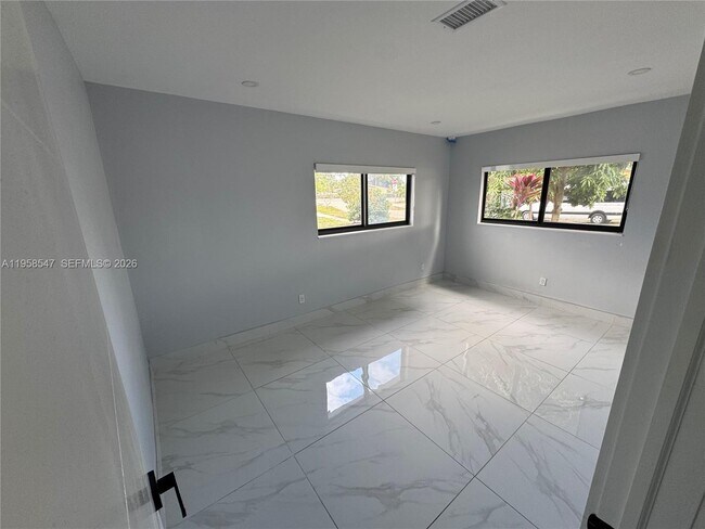 Building Photo - 575 NE 179th Dr