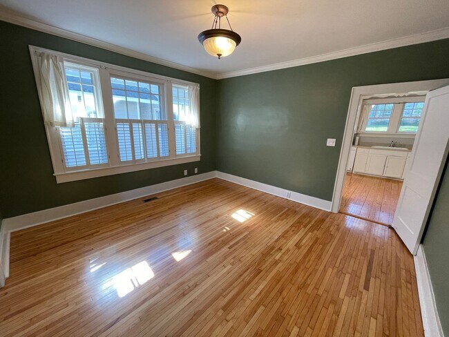 Building Photo - 2BR Cottage in Woodmont/West End