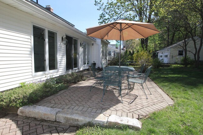 Building Photo - Beautiful 3 Bed, 2.5 Bath Single Family Colonial for Rent in Manchester!