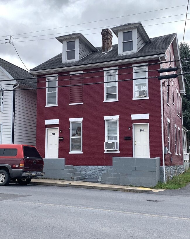 Building Photo - Two story, 1 bed/1 bath duplex