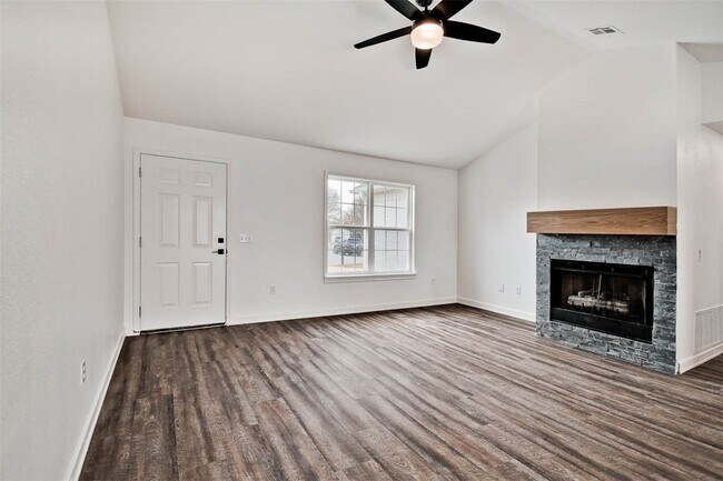 Building Photo - 902 SW Hopi Cir